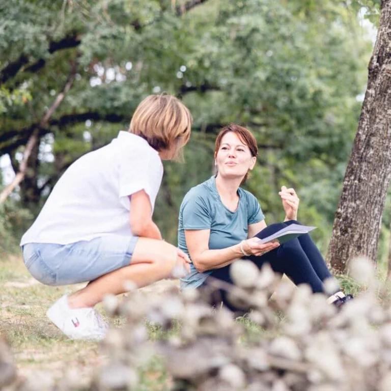 En plein cœur du Jura, une coach avec un visage serein et souriant, partage ses découvertes et questionnements avec la formatrice en écothérapie.