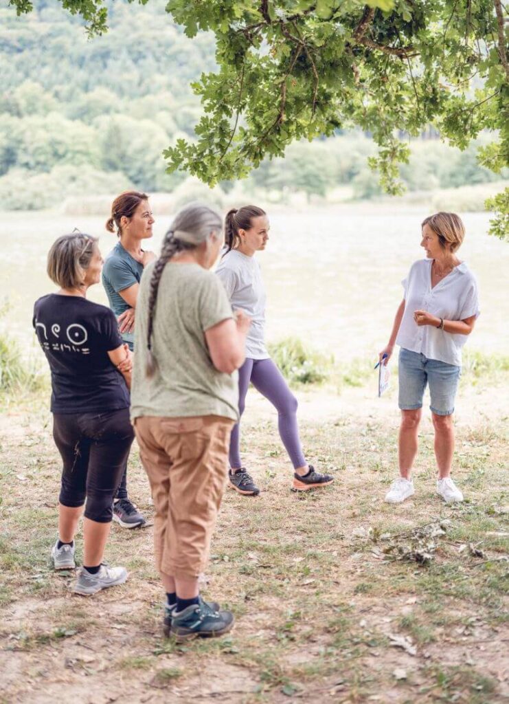 Tout près d’un lac du Jura, Ilse Geusens est en train de former un groupe de psychologues qui se tient debout devant elle et qui l’écoute attentivement.